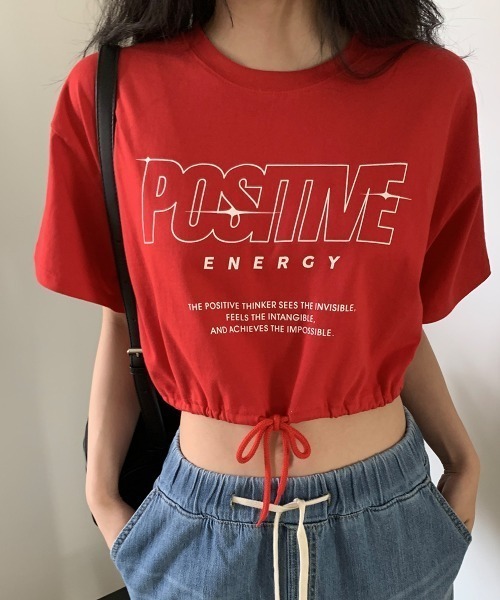 Ada.(エイダ)の「クロップド丈 ヘム ドロスト デザイン ストリート風ロゴ Tシャツ(Tシャツ/カットソー・レディース・レッド/ホワイト/ブラック・FREE)」の3枚目の写真