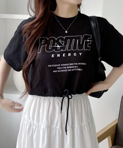 Ada.(エイダ)の「クロップド丈 ヘム ドロスト デザイン ストリート風ロゴ Tシャツ(Tシャツ/カットソー・レディース・レッド/ホワイト/ブラック・FREE)」の1枚目の写真