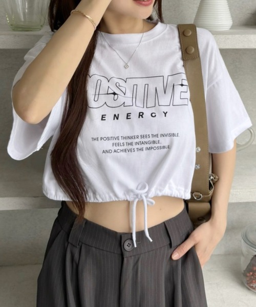 Ada.(エイダ)の「クロップド丈 ヘム ドロスト デザイン ストリート風ロゴ Tシャツ(Tシャツ/カットソー・レディース・レッド/ホワイト/ブラック・FREE)」の4枚目の写真