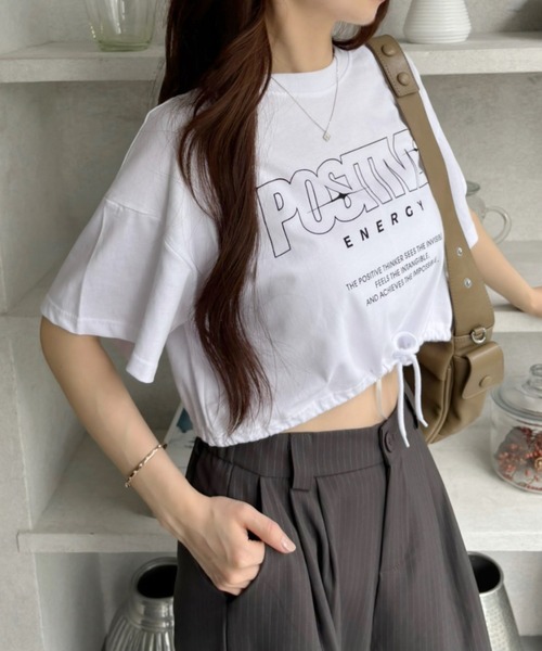 Ada.(エイダ)の「クロップド丈 ヘム ドロスト デザイン ストリート風ロゴ Tシャツ(Tシャツ/カットソー・レディース・レッド/ホワイト/ブラック・FREE)」の5枚目の写真