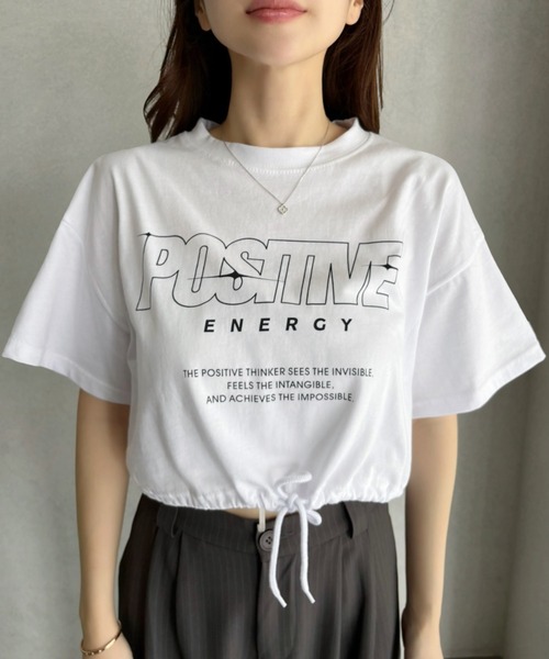 Ada.(エイダ)の「クロップド丈 ヘム ドロスト デザイン ストリート風ロゴ Tシャツ(Tシャツ/カットソー・レディース・レッド/ホワイト/ブラック・FREE)」の14枚目の写真