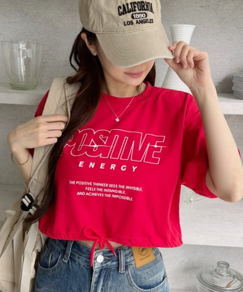 Ada.(エイダ)の「クロップド丈 ヘム ドロスト デザイン ストリート風ロゴ Tシャツ(Tシャツ/カットソー・レディース・レッド/ホワイト/ブラック・FREE)」の7枚目の写真