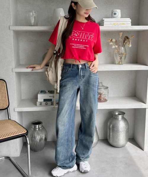 Ada.(エイダ)の「クロップド丈 ヘム ドロスト デザイン ストリート風ロゴ Tシャツ(Tシャツ/カットソー・レディース・レッド/ホワイト/ブラック・FREE)」の12枚目の写真