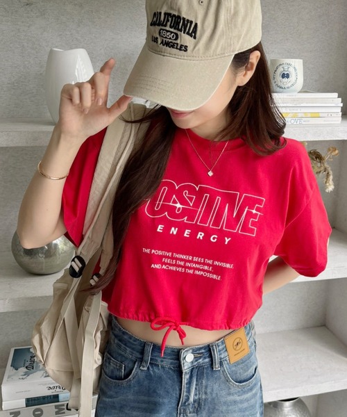 Ada.(エイダ)の「クロップド丈 ヘム ドロスト デザイン ストリート風ロゴ Tシャツ(Tシャツ/カットソー・レディース・レッド/ホワイト/ブラック・FREE)」の8枚目の写真