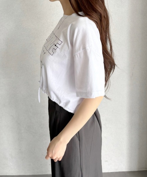 Ada.(エイダ)の「クロップド丈 ヘム ドロスト デザイン ストリート風ロゴ Tシャツ(Tシャツ/カットソー・レディース・レッド/ホワイト/ブラック・FREE)」の16枚目の写真