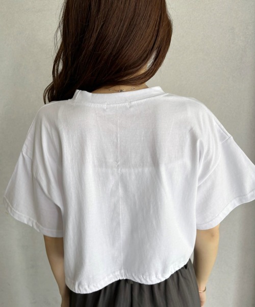 Ada.(エイダ)の「クロップド丈 ヘム ドロスト デザイン ストリート風ロゴ Tシャツ(Tシャツ/カットソー・レディース・レッド/ホワイト/ブラック・FREE)」の15枚目の写真