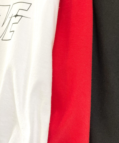 Ada.(エイダ)の「クロップド丈 ヘム ドロスト デザイン ストリート風ロゴ Tシャツ(Tシャツ/カットソー・レディース・レッド/ホワイト/ブラック・FREE)」の18枚目の写真