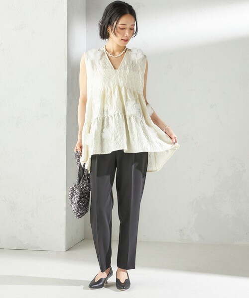 Torrazzo Donna(トラッゾドンナ)の「TORRAZZO DONNA:〈手洗い可能〉フラワー ティアード ブラウス(シャツ/ブラウス・レディース・オフホワイト/ブラック・ONE SIZE)」の4枚目の写真