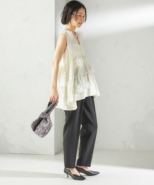 Torrazzo Donna(トラッゾドンナ)の「TORRAZZO DONNA:〈手洗い可能〉フラワー ティアード ブラウス(シャツ/ブラウス・レディース・オフホワイト/ブラック・ONE SIZE)」の7枚目の写真