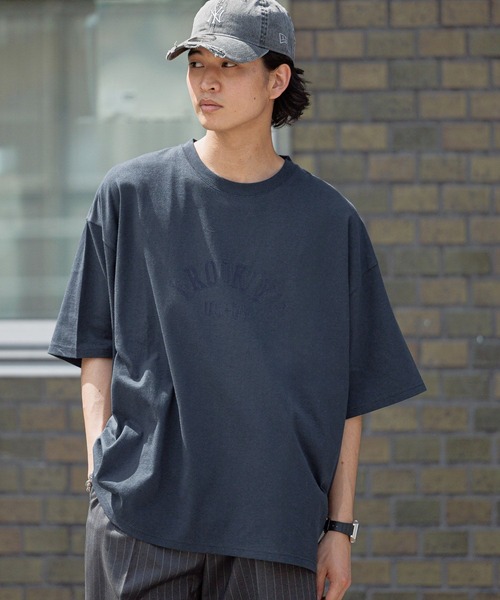 RAGEBLUE(レイジブルー)の「フロッキープリント/ミニカレッジロゴTシャツ(Tシャツ/カットソー・メンズ・ネイビー/オフホワイト/ライトブルー・MEDIUM/LARGE)」の1枚目の写真