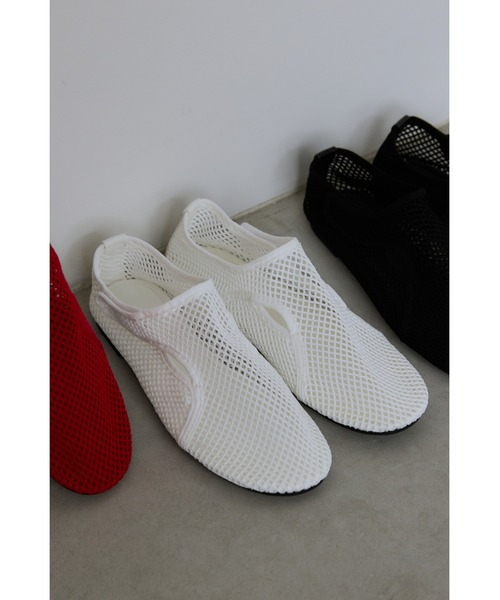 un/neu(アンノイ)の「スポーティーメッシュフラットシューズ(サンダル・レディース・ホワイト/ブラック/レッド・LARGE/MEDIUM/SMALL)」の1枚目の写真