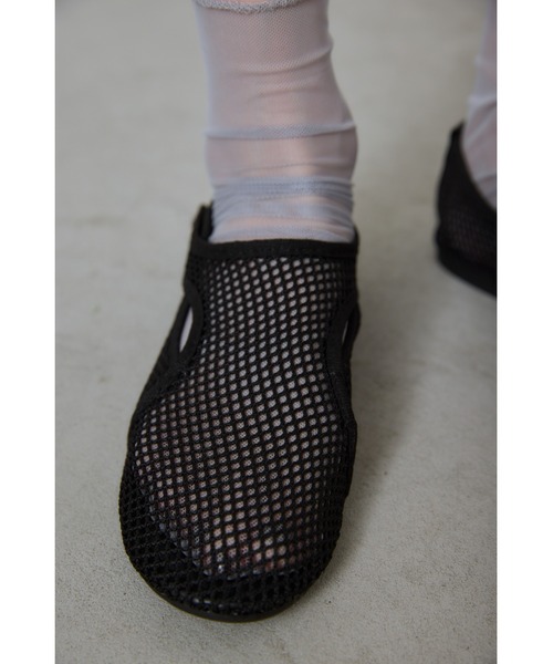un/neu(アンノイ)の「スポーティーメッシュフラットシューズ(サンダル・レディース・ホワイト/ブラック/レッド・LARGE/MEDIUM/SMALL)」の6枚目の写真