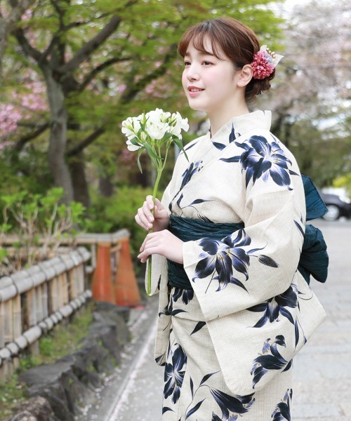 生成り色の地に雪輪や撫子、蜻蛉が舞い飛ぶ涼やかな麻混の浴衣です 浴衣 レディース セット レトロ 高級変わり織り綿麻浴衣3点