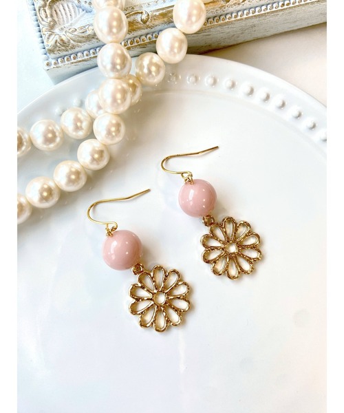 VIBGYOR(ヴィブジョー)の「【MUURABBTI】くすみピンクとお花のピアス(MA)(ピアス(両耳用)・レディース・ピンク・FREE)」の1枚目の写真