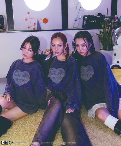 4GEEKS BY SPIRALGIRL(フォーギークスバイスパイラルガール)の「【THE POWERPUFF GIRLS】ピグメントフロントデザインプルオーバー(スウェット・レディース・ブルー・FREE)」の1枚目の写真