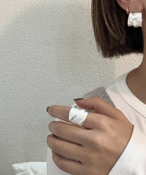 Forcement（フォースメント）の「艶系しシルバーがモードに導くピアス&リング（リング・レディース・シルバー系1/シルバー・FREE）」の4枚目の写真