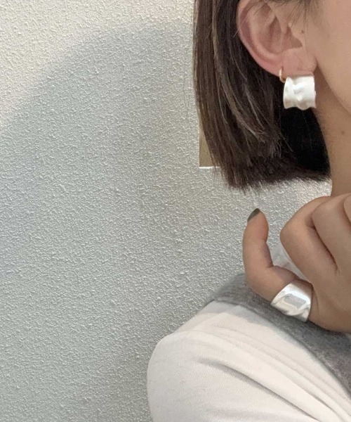 Forcement（フォースメント）の「艶系しシルバーがモードに導くピアス&リング（リング・レディース・シルバー系1/シルバー・FREE）」の5枚目の写真