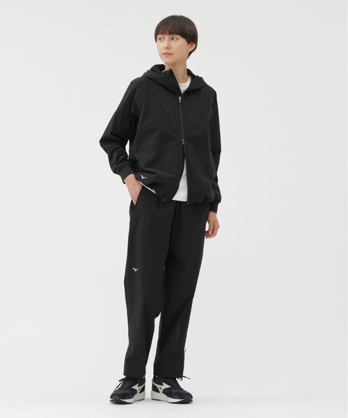 MARGARET HOWELL(マーガレットハウエル)の「STRETCH POLYESTER HEAVY POPLIN(マウンテンパーカー・レディース・ブラック・2/1)」の2枚目の写真