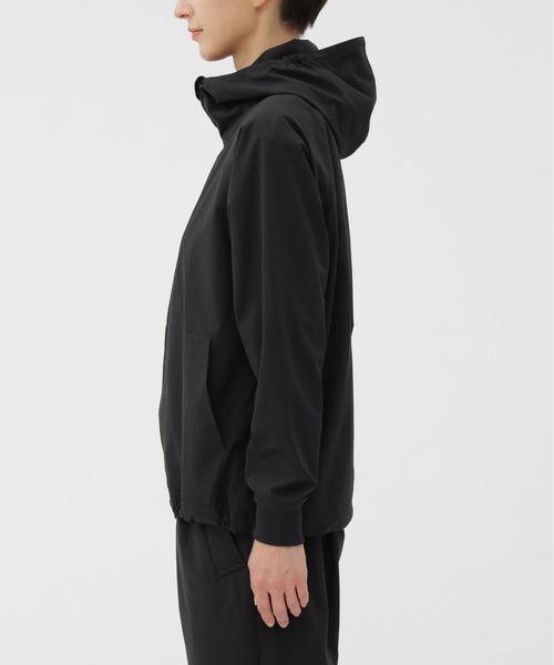 MARGARET HOWELL(マーガレットハウエル)の「STRETCH POLYESTER HEAVY POPLIN(マウンテンパーカー・レディース・ブラック・2/1)」の4枚目の写真