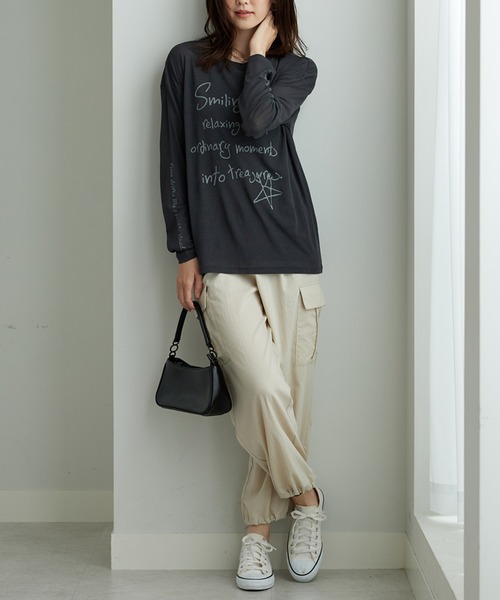 BELLUNA PLUS(ベルーナ)の「シアー素材ラクガキ風ロゴプルオーバー(Tシャツ/カットソー・レディース・オフホワイト/チャコール・MEDIUM/LARGE/X-LARGE)」の4枚目の写真
