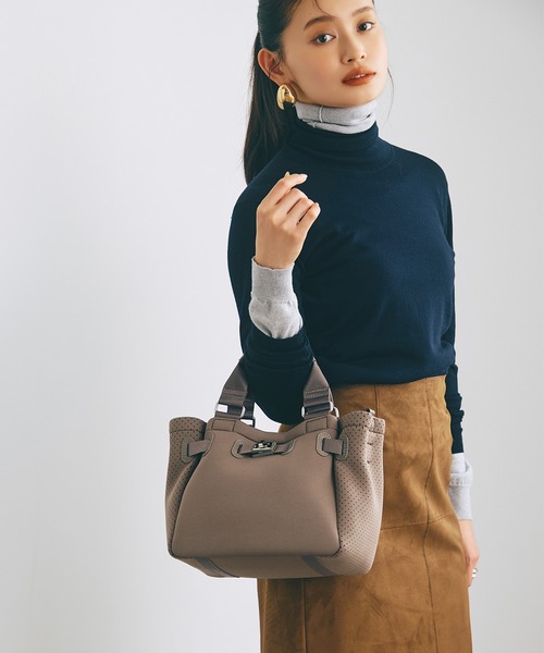 TREASURE TOPKAPI(トレジャートプカピ)の「【TREASURE TOPKAPI】ネオプレン 2way ミニ トートバッグ(トートバッグ・レディース・グレイッシュベージュ/ブラック/ブラウン・FREE)」の4枚目の写真