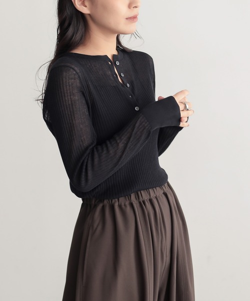 for/c(フォーシー)の「ヘンリーネックシアーニット【サスティナブル】(ニット/セーター・レディース・チャコールグレー/ブラック/オフホワイト/ラベンダー・L/M)」の5枚目の写真