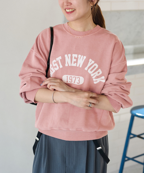 JOURNAL STANDARD relume(ジャーナルスタンダード レリューム)の「ヴィンテージライクカレッジロゴスウェット(スウェット・レディース・ベージュ/ピンク/アイボリー・FREE)」の1枚目の写真