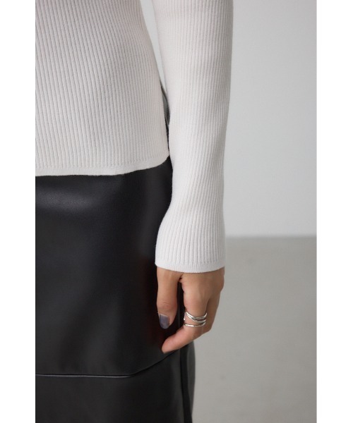 AZUL by moussy(アズールバイマウジー)の「VENUSスクエアネックリブニット(ニット/セーター・レディース・ブラウン/ピンク/アイボリー/ブラック・SMALL/MEDIUM)」の13枚目の写真