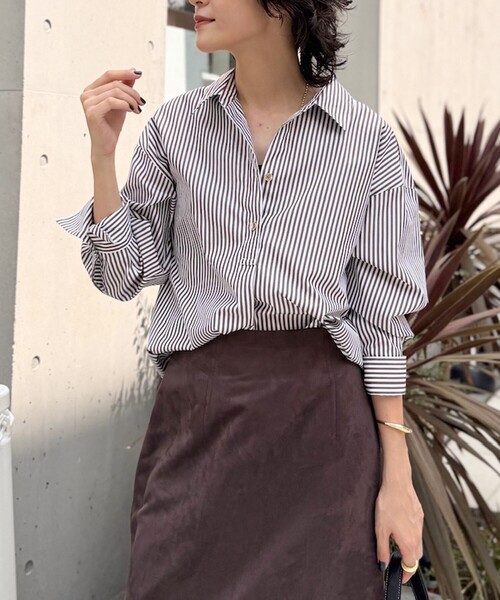 NOLLEY’S Sophi(ノーリーズソフィ)の「ウォッシャブルブロードメタル釦スキッパーシャツ(シャツ/ブラウス・レディース・ブルー系その他/ブラウン系その他/ホワイト系その他2/ホワイト・38)」の3枚目の写真