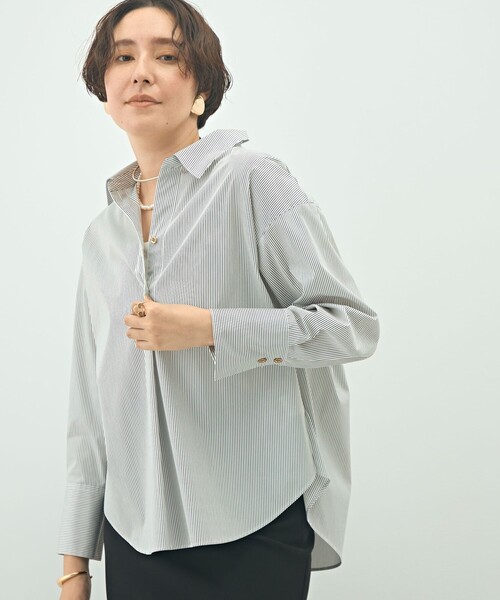 NOLLEY’S Sophi(ノーリーズソフィ)の「ウォッシャブルブロードメタル釦スキッパーシャツ(シャツ/ブラウス・レディース・ブルー系その他/ブラウン系その他/ホワイト系その他2/ホワイト・38)」の2枚目の写真