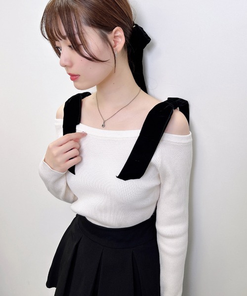 INGNI(イング)の「肩ベロアリボンニット(ニット/セーター・レディース・ブラック×ブラック/ホワイト×ブラック/チャコールグレー×ブラック/ワイン系4・M)」の2枚目の写真