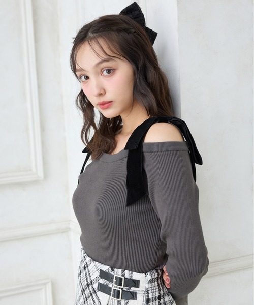 INGNI(イング)の「肩ベロアリボンニット(ニット/セーター・レディース・ブラック×ブラック/ホワイト×ブラック/チャコールグレー×ブラック/ワイン系4・M)」の1枚目の写真