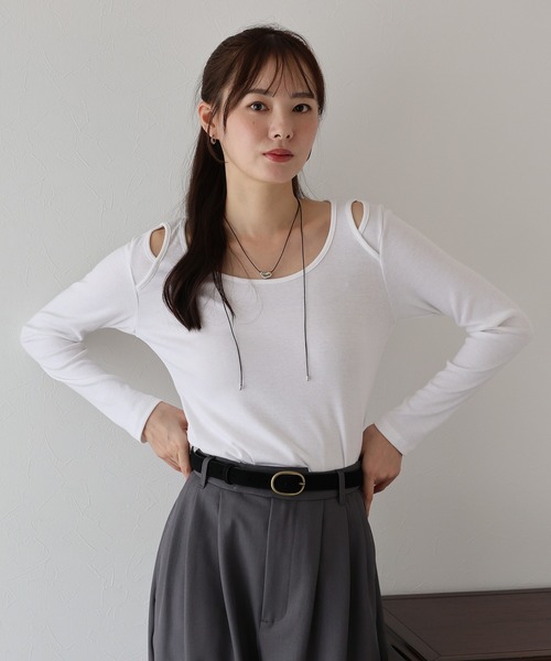 BLUEEAST(ブルーイースト)の「ショルダーカットアウトトップス(Tシャツ/カットソー・レディース・カーキ/ブラック/アイボリー・MEDIUM)」の6枚目の写真