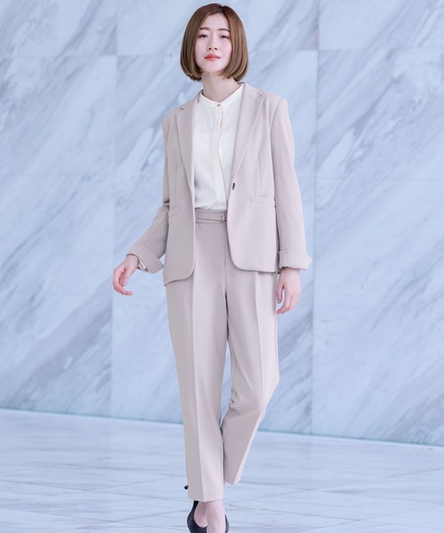 AOYAMA（アオヤマ）の「【通勤/入卒スーツ兼用で使える！選べる4色/2点セット】ジョーゼットテーラードスーツセット（定番で安心のテーラードジャケット＋ウエストゴムで楽チンなテーパードパンツセット）（スーツセット・レディース・ブラック/グレー/チャコールグレー/ベージュ・S/M/L/LL）」の4枚目の写真