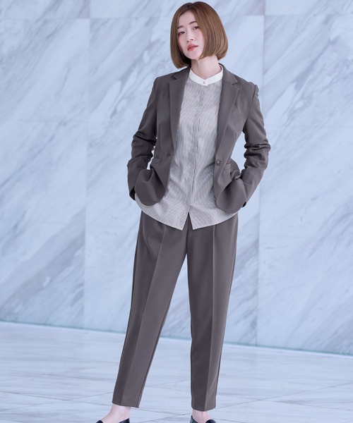 AOYAMA（アオヤマ）の「【通勤/入卒スーツ兼用で使える！選べる4色/2点セット】ジョーゼットテーラードスーツセット（定番で安心のテーラードジャケット＋ウエストゴムで楽チンなテーパードパンツセット）（スーツセット・レディース・ブラック/グレー/チャコールグレー/ベージュ・S/M/L/LL）」の3枚目の写真