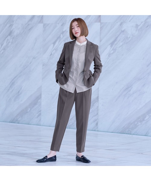 AOYAMA（アオヤマ）の「【通勤/入卒スーツ兼用で使える！選べる4色/2点セット】ジョーゼットテーラードスーツセット（定番で安心のテーラードジャケット＋ウエストゴムで楽チンなテーパードパンツセット）（スーツセット・レディース・ブラック/グレー/チャコールグレー/ベージュ・S/M/L/LL）」の11枚目の写真