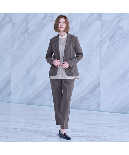 AOYAMA（アオヤマ）の「【通勤/入卒スーツ兼用で使える！選べる4色/2点セット】ジョーゼットテーラードスーツセット（定番で安心のテーラードジャケット＋ウエストゴムで楽チンなテーパードパンツセット）（スーツセット・レディース・ブラック/グレー/チャコールグレー/ベージュ・S/M/L/LL）」の12枚目の写真