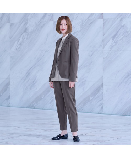 AOYAMA（アオヤマ）の「【通勤/入卒スーツ兼用で使える！選べる4色/2点セット】ジョーゼットテーラードスーツセット（定番で安心のテーラードジャケット＋ウエストゴムで楽チンなテーパードパンツセット）（スーツセット・レディース・ブラック/グレー/チャコールグレー/ベージュ・S/M/L/LL）」の13枚目の写真