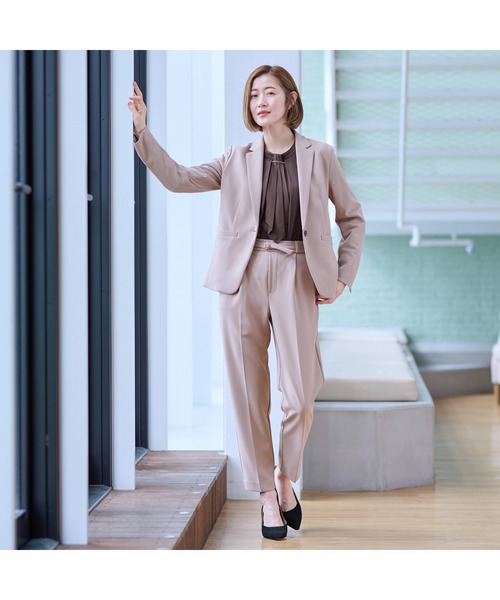 AOYAMA（アオヤマ）の「【通勤/入卒スーツ兼用で使える！選べる4色/2点セット】ジョーゼットテーラードスーツセット（定番で安心のテーラードジャケット＋ウエストゴムで楽チンなテーパードパンツセット）（スーツセット・レディース・ブラック/グレー/チャコールグレー/ベージュ・S/M/L/LL）」の21枚目の写真