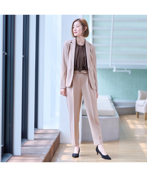 AOYAMA（アオヤマ）の「【通勤/入卒スーツ兼用で使える！選べる4色/2点セット】ジョーゼットテーラードスーツセット（定番で安心のテーラードジャケット＋ウエストゴムで楽チンなテーパードパンツセット）（スーツセット・レディース・ブラック/グレー/チャコールグレー/ベージュ・S/M/L/LL）」の22枚目の写真