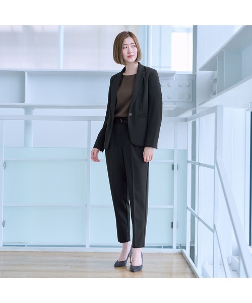 AOYAMA（アオヤマ）の「【通勤/入卒スーツ兼用で使える！選べる4色/2点セット】ジョーゼットテーラードスーツセット（定番で安心のテーラードジャケット＋ウエストゴムで楽チンなテーパードパンツセット）（スーツセット・レディース・ブラック/グレー/チャコールグレー/ベージュ・S/M/L/LL）」の6枚目の写真