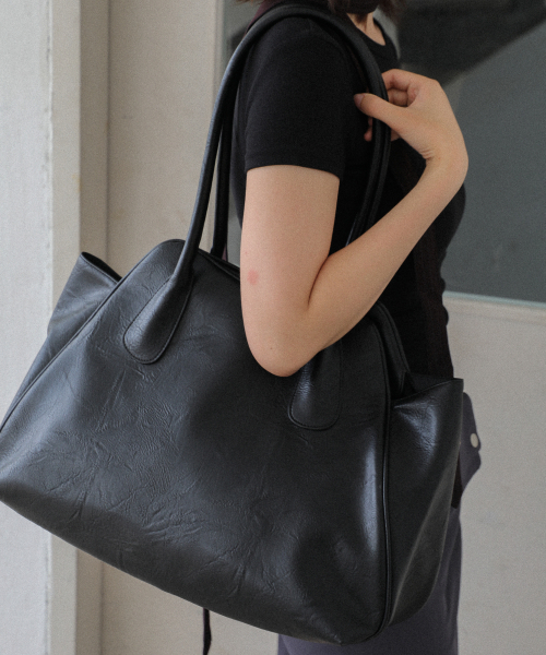 IUGAMAKARAS(イウガマカラス)の「Bread Leather Shoulder Bag (Black)(ショルダーバッグ・レディース・その他・FREE)」の2枚目の写真