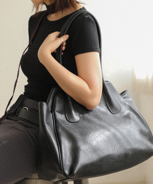 IUGAMAKARAS(イウガマカラス)の「Bread Leather Shoulder Bag (Black)(ショルダーバッグ・レディース・その他・FREE)」の3枚目の写真