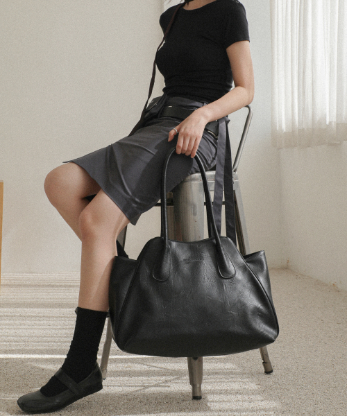 IUGAMAKARAS(イウガマカラス)の「Bread Leather Shoulder Bag (Black)(ショルダーバッグ・レディース・その他・FREE)」の4枚目の写真
