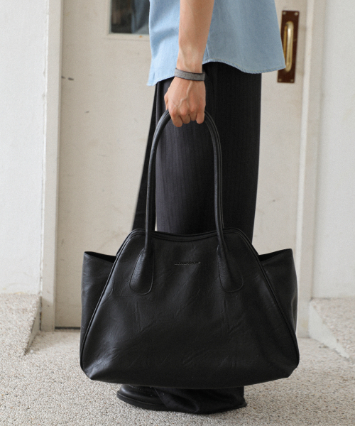 IUGAMAKARAS(イウガマカラス)の「Bread Leather Shoulder Bag (Black)(ショルダーバッグ・レディース・その他・FREE)」の6枚目の写真