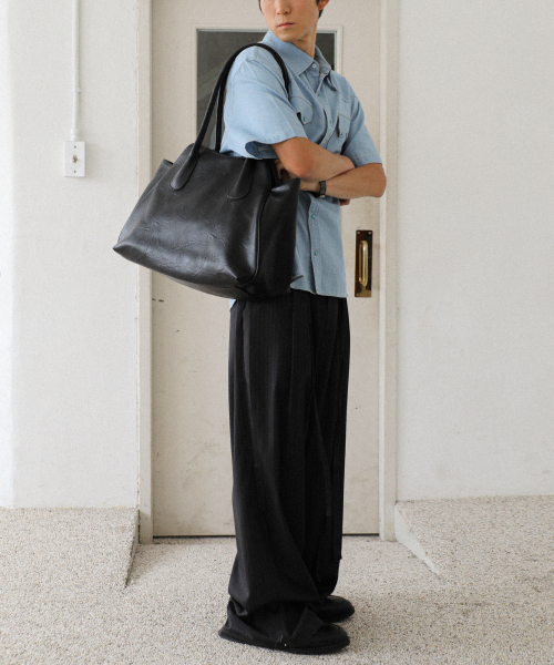 IUGAMAKARAS(イウガマカラス)の「Bread Leather Shoulder Bag (Black)(ショルダーバッグ・レディース・その他・FREE)」の7枚目の写真