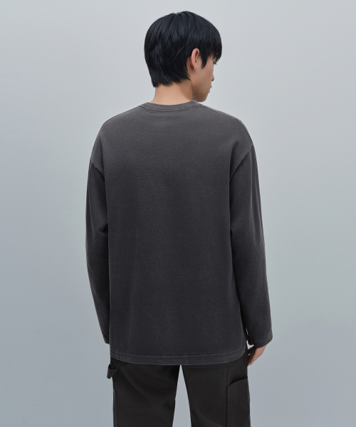 MUSINSA STANDARD（ムシンサスタンダード）の「ピグメントリラックスクルーネック長袖Tシャツ[チャコールグレー]（Tシャツ/カットソー・メンズ・その他・SMALL/MEDIUM/LARGE/X-LARGE/XX-LARGE/XXX-LARGE）」の3枚目の写真