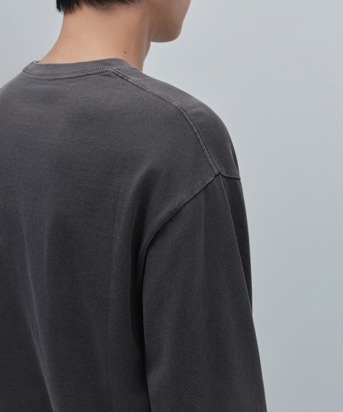 MUSINSA STANDARD（ムシンサスタンダード）の「ピグメントリラックスクルーネック長袖Tシャツ[チャコールグレー]（Tシャツ/カットソー・メンズ・その他・SMALL/MEDIUM/LARGE/X-LARGE/XX-LARGE/XXX-LARGE）」の5枚目の写真