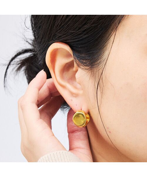 Rouge vif(ルージュヴィフ)の「【MC STUDIO/エムシースタジオ】キューブボリュームピアス(ピアス(両耳用)・レディース・ゴールド・フリー)」の1枚目の写真