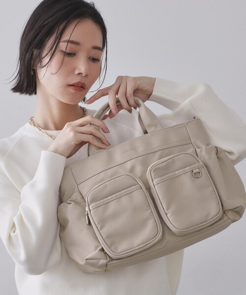OPAQUE.CLIP（オペークドットクリップ）の「フロントWポケット3層デザインミドルトートバッグ【2WAY／マルチポケット】（トートバッグ・レディース・ベージュ/グレー/ブラック・00）」の3枚目の写真